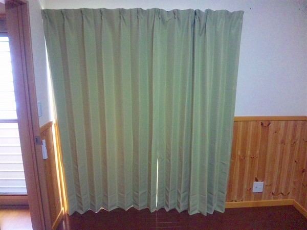 ニトリの遮光・防炎カーテン（セレナ2 オリーブグリーン 100×200×2）